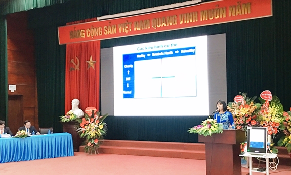 Các chuyên gia trình bày công trình nghiên cứu khoa học về bệnh lý gan mật tại hội thảo.